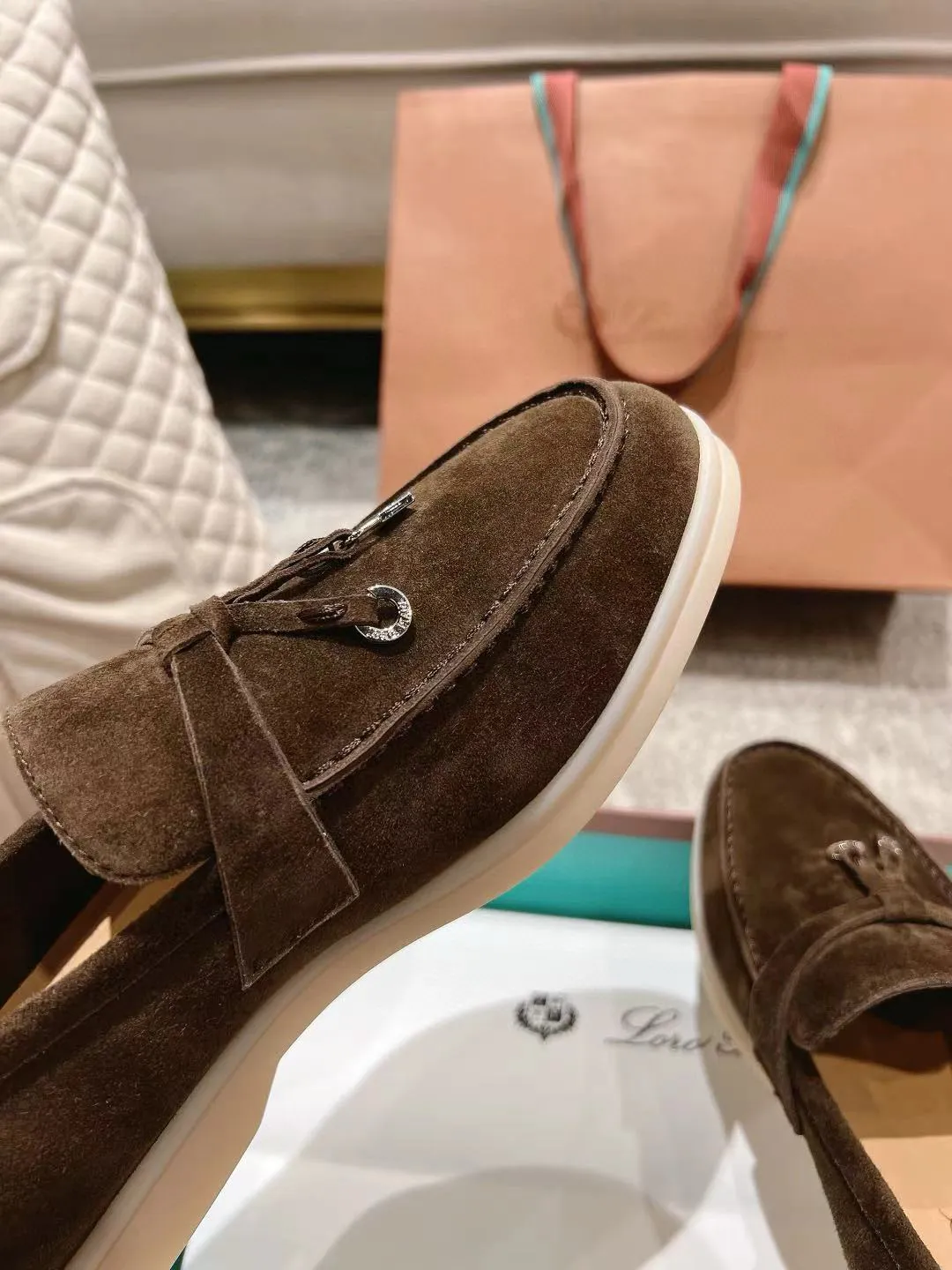 Factory price: 520💰4050 new color. Original purchase, 1⃣️: 1⃣️ folded and developed, Loro Piana professional model to try on feet, quality purchase level, flash sale of common products on the market, welcome to compare, original packaging. Fabric: Imported from Italy🐑High mercerized shearling, Lining: Hand-sewn mark thread in water-dyed cowhide imported from Italy🧵, high-end and elegant. Comfortable on the feet. Size: Women's 35-42 (41, 42) customized, non-returnable, men's 38-45 (46, 47, 48) customized, non-refundable. Fashionable boutiques that you can’t miss, a must-have item